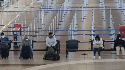 Minsal anuncia que PCR de entrada al aeropuerto bajará a la mitad