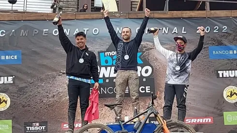 Gato Silva celebra en el podio su segundo lugar
