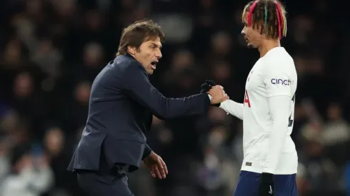 Antonio Conte junto a Dele Alli en el Tottenham