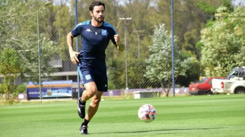 Eugenio Mena podría volver el próximo lunes a jugar con la camiseta de Racing en Argentina.