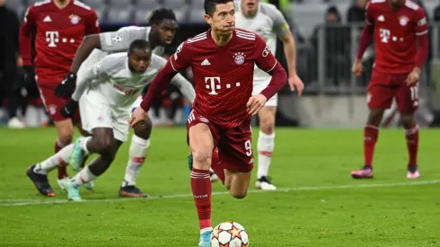 Robert Lewandowski la mandó a guardar tres veces con dos penales.