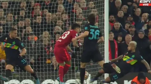 Arturo Vidal se estira para salvar al Inter del gol