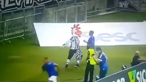 El Galo Doido encarando a un jugador del Cruzeiro
