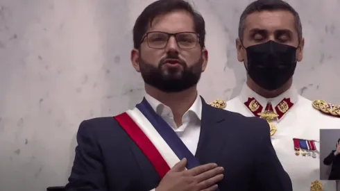 El presidente Gabriel Boric entona el himno nacional.