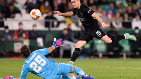 Claudio Bravo le causó dolores de cabeza a Rafael Santos Borré.