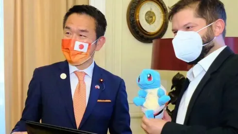 El Presidente Boric tomó de buena gana el regalo que le hizo Japón