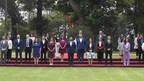 Gabriel Boric se toma la fotografía oficial con Ministros