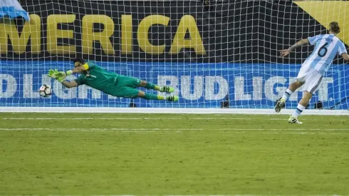 La FIFA se olvida de Claudio Bravo entre los arqueros que atajan penales...