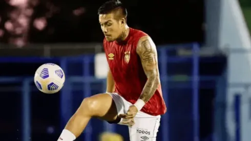 Parragol marcó de cabeza en el segundo tiempo.
