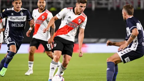 Paulo Díaz (al fondo) fue titular y figura en la victoria de River Plate