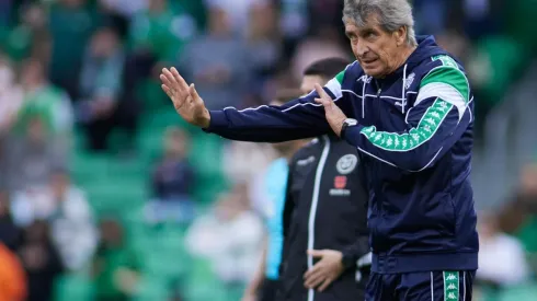 El Ingeniero volvió a celebrar tras cinco partidos sin victorias y desde la prensa española destacaron la vestimenta del técnico chileno en la banca verdiblanca, la cual le ha traído un buen porcentaje de triunfos.