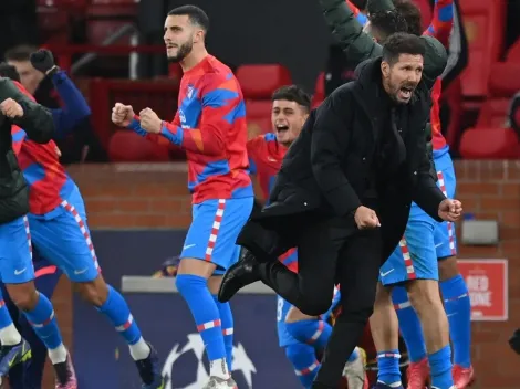 Escupos y proyectiles a Simeone tras festejar corriendo en Old Trafford