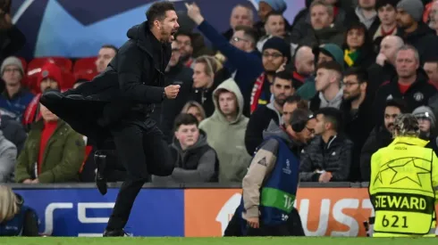 Diego Simeone salió de la cancha en medio de botellazos desde las galerías