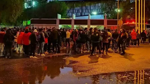 Miles de hinchas llegaron al estadio Zorros del Desierto y se quedaron sin ver el partido por la suspensión que decretaron las autoridades