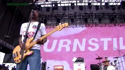 Frank Lyons se lució con la camiseta de Colo Colo en la actuación de Turnstile en Lollapalooza