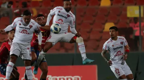 El técnico García se vio molesto con su defensa por algunos minutos del encuentro.