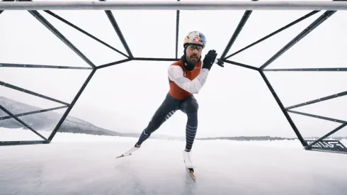 El campeón olímpico de patinaje sobre hielo Kjeld Nuis se tomó el lago Savalen en Noruega para romper el récord mundial que había logrado cuatro años atrás, donde patinó alcanzando los 93 km/h.