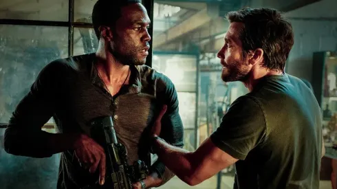 Yahya Abdul Mateen II y Jake Gyllenhaal interpretan a dos hermanos en Ambulancia.
