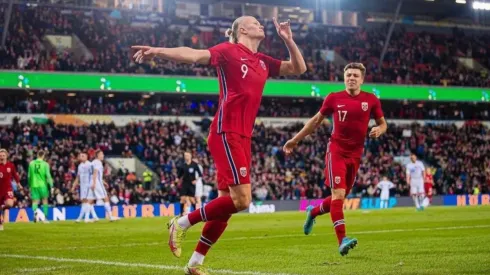 El delantero del Borussia Dortmund marcó el primer gol y Martin Ødegaard puso el segundo con el que Noruega derrotó a Eslovaquia sobre el final en un partido amistoso.