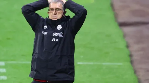 El técnico de la selección mexicana sufre con un problema en el ojo que lo bajó del avión que llevó a su equipo a Honduras para jugar las Eliminatorias Concacaf rumbo al Mundial de Qatar 2022.