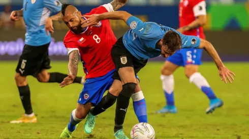 Arturo Vidal mantiene buenas relaciones con varios seleccionados uruguayos, pero en la cancha es otra cosa
