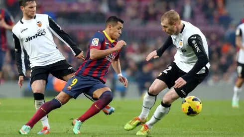 Alexis Sánchez estuvo tres temporadas en el fútbol español y puede repetir la experiencia con la camiseta del Valencia