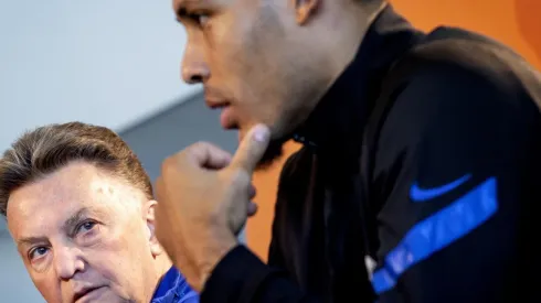 Van Gaal y Van Dijk en conferencia de prensa