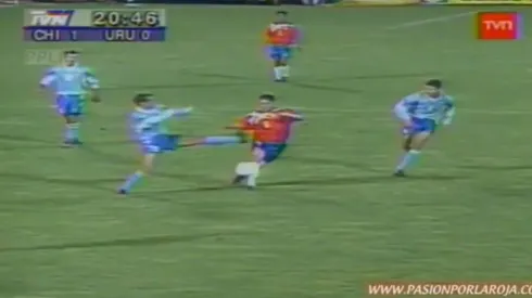 La recordada patada de Paolo Montero sobre Fernando Cornejo, que solo recibió amarilla.