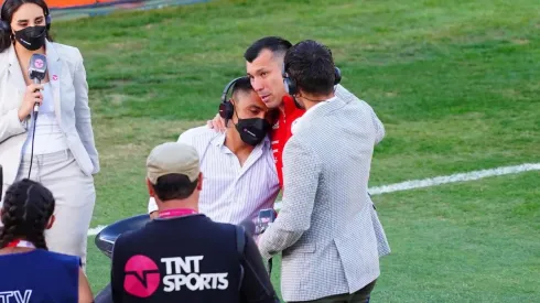 Medel se abrazó con Jara