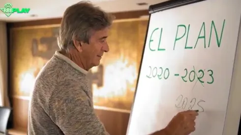 Manuel Pellegrini tiene contrato vigente en el Betis de España, pero dijo que está disponible si el fútbol chileno se toma el futuro en serio