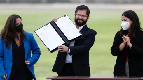 El presidente promulga con la Roja Sub 17 la ley del futfem profesional