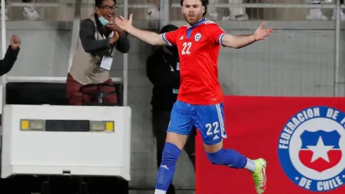 Brereton celebrando con la camiseta de la Roja
