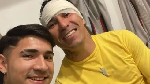 Gary posando con la cinta en la cabeza luego de chocar ante Zlatan