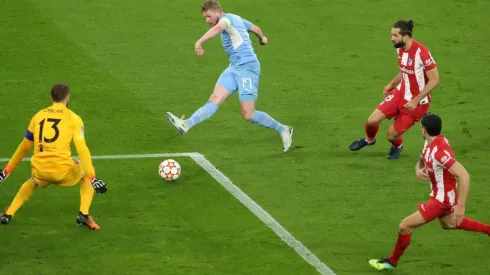 Kevin De Bruyne pudo anotar tras un tremendo pase de Phil Foden.