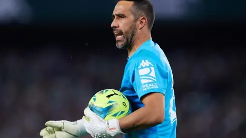 Claudio Bravo mostró su alegría por mantenerse en el Betis.