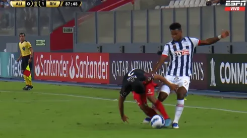 Aldair Rodríguez vio la tarjeta roja tras la clara agresión.