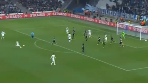 El volante francés sacó un verdadero misil desde fuera del área para poner el 2-1 a favor del equipo de Jorge Sampaoli.