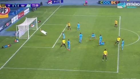 El momento en que la pelota ingresa en la portería de Deportes Iquique.