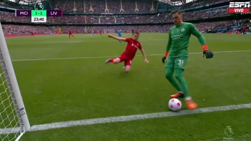 Ederson resolvió sobre la línea antes de hacerse un autogol.