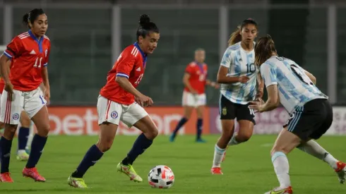 Cote Rojas calienta el amistoso de la Roja Femenina con Argentina