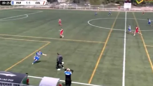 Entrenador invade la cancha y es recriminado por un jugador rival