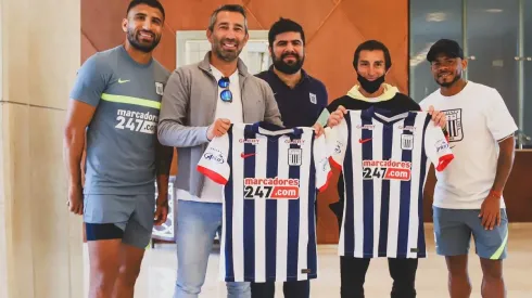 Pérez y Martel posando con la camiseta de Alianza Lima que les regalaron