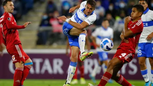 Diego Valencia dispara frente a la marca de jugadores del Sporting Cristal