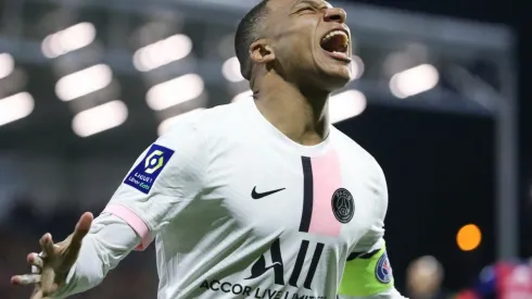 El delantero anotó un hat-trick en la victoria 6-1 como visitante frente al Clermont