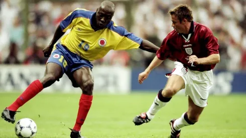 Freddy Rincón contra Le Saux de Inglaterra en el Mundial de Francia 1998 (Getty)
