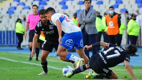 Gustavo Quinteros observa el partido de Colo Colo ante la UC por la Supercopa. Se deben encontrar por el Campeonato Nacional antes de sus partidos ante River Plate y Flamengo por la Libertadores, respectivamente.