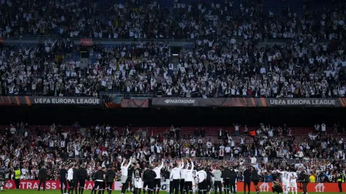 Los fanáticos del Eintracht Frankfurt se tomaron el Camp Nou.