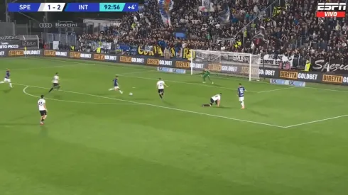 Alexis Sánchez definió con mucha clase en la última del partido.
