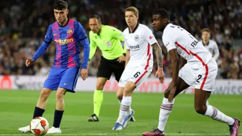 Pedri no pudo salir al segundo tiempo del duelo ante el Frankfurt.