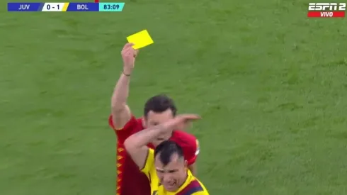 Gary Medel vio dos amarillas consecutivas y terminó afuera.